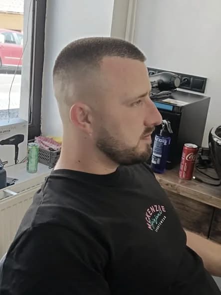 Krátký střih strojkem s přechodem, pohled z profilu