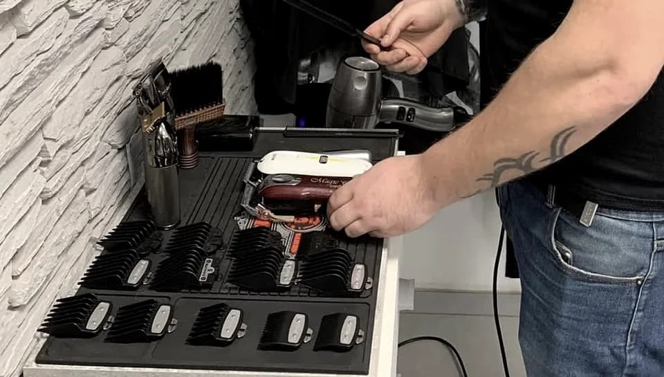 Pracovní pult holičství se strojky a sadou nástavců